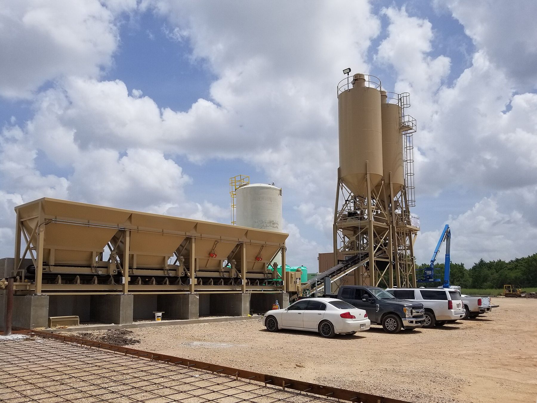 Ready Mix Concrete batching plant with cement silos